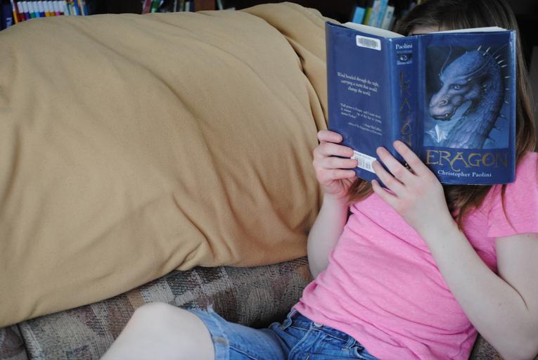 dítě čte knihu