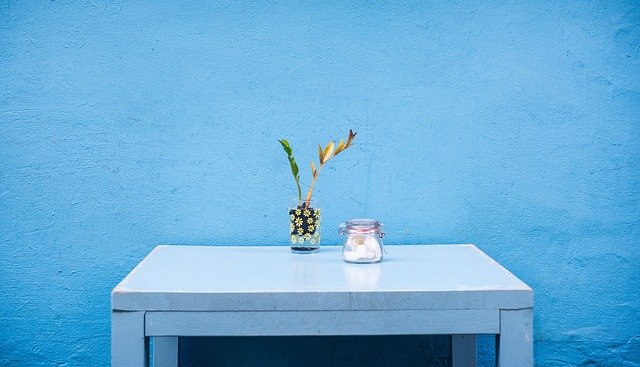 stůl a modrá malba